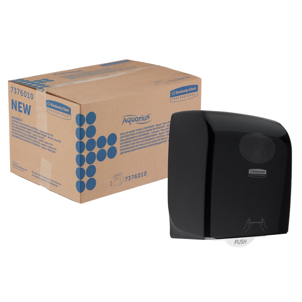Neben einem schwarzen Aquarius™ Rollenhandtuchspender von Kimberly-Clark GmbH (38,20 x 30,90 x 24,00 cm) steht ein hygienisch beschrifteter Karton (1 Spender) für den professionellen Gebrauch.