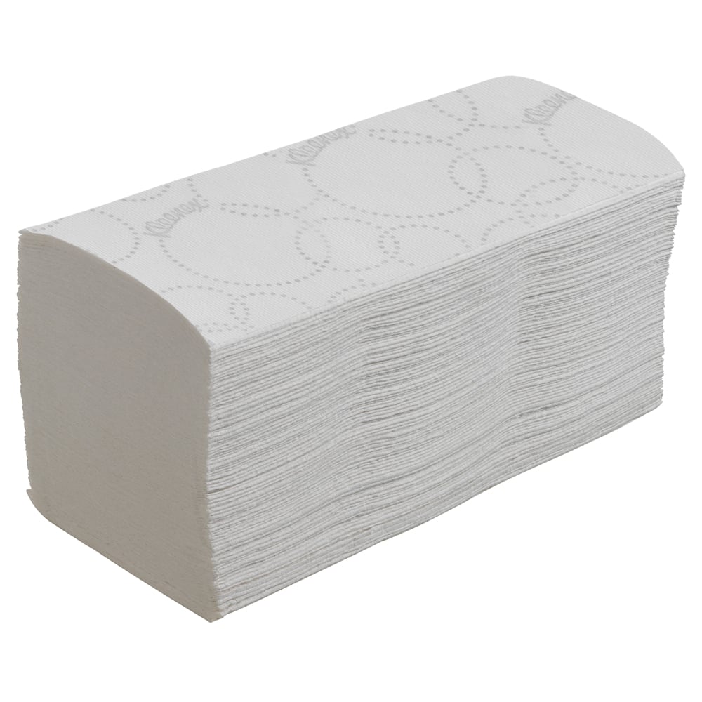 Ein Stapel Kleenex® Ultra™ Interfold Falthandtücher (weiß, 15 Clips x 96 Blatt) von Kimberly-Clark GmbH mit einem dezenten gepunkteten Randmuster, ideal zum hygienischen Händetrocknen, dargestellt vor einem schlichten weißen Hintergrund.