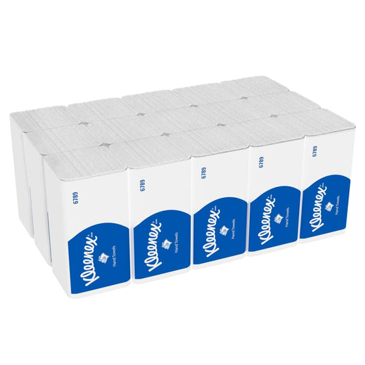 Ein Karton enthält 15 Packungen Kleenex® Falthandtücher Interfold (weiß) mit je 186 Blatt, von Kimberly-Clark GmbH - ideale hygienische Papiertücher für den täglichen Gebrauch.