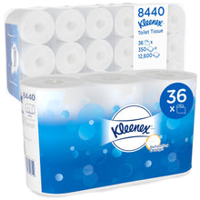 Ein Karton der Kimberly-Clark GmbH mit sechs Packungen Kleenex® Toilettenpapier mit jeweils 6 weißen Rollen (350 Blatt pro Rolle), insgesamt 36 Rollen und 12.600 Blatt; die Verpackung ist weiß-blau gestaltet.
