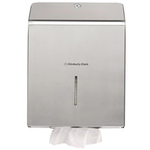 Der Kimberly-Clark Professional™ Handtuchspender aus Edelstahl von Kimberly-Clark GmbH ist wandmontiert und sorgt für hygienisches Händetrocknen mit einem sichtbaren weißen Papierhandtuch am unteren Ausgabefach.