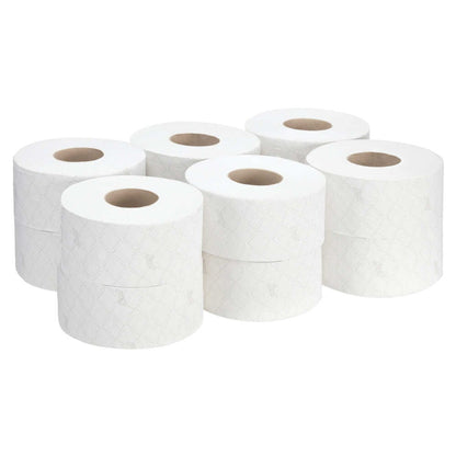 Zwölf Rollen Scott® Essential™ Toilettenpapier von Kimberly-Clark GmbH sind auf einem schlichten weißen Hintergrund angeordnet und jeweils in dezent gemustertes Papier eingewickelt.