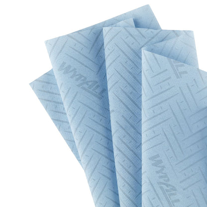 Four blue WypAll® Reach™ paper towels for food & hygiene from Kimberly-Clark GmbH, with subtle pattern and logo, ideal for hygiene in food processing, arranged in a fan shape on a white background.