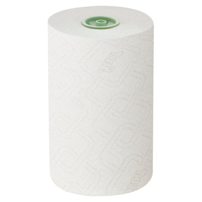 Ein einzelnes Scott® Essential™ Slimroll™ weißes Rollenhandtuch (1-lagig, geometrisches Muster, grüner Kern) von Kimberly-Clark GmbH steht aufrecht auf einem einfarbig weißen Hintergrund.