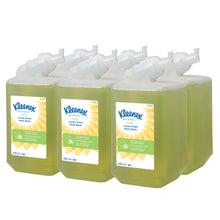 Sechs 1-Liter-Kassetten Kleenex® Botanics™ Luxury Foam Hand Wash von Kimberly-Clark GmbH, jeweils mit grüner Flüssigkeit und weiß/grünem Etikett, sind in zwei Dreierreihen angeordnet. Verpackung: Schachtel mit 6 Kartuschen.