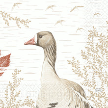 Die "Zellt.-Servietten 33x33 cm, 3-lagig, Holz & Gans" von Duni GmbH zeigen eine anmutige Gans zwischen beigen Blättern und fliegenden Vögeln und bringen Eleganz und Umweltfreundlichkeit auf Ihren Tisch. Die Packung enthält 50 Servietten.