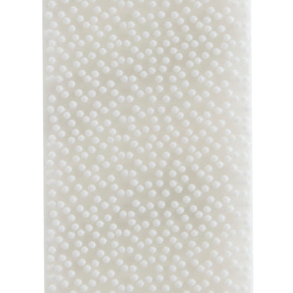 Eine Nahaufnahme einer weißen, strukturierten Oberfläche mit kleinen erhabenen Punkten in diagonalen Reihen, perfekt zum Aufhängen von Bildern ohne Nägel mit 3M Deutschland GmbH Command™ Bilder-Montage-Strips.