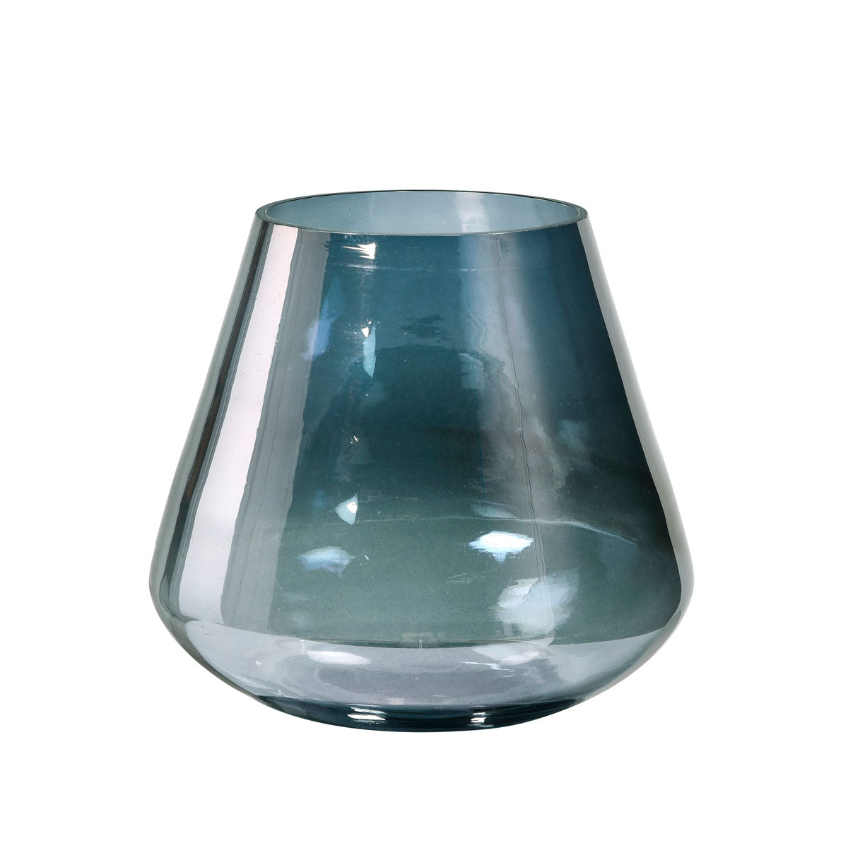 Der Kerzenhalter aus Glas Etna von Duni GmbH (14,5x16,5 cm) hat ein transluzentes, blaugraues Design mit einem breiten, abgerundeten Boden und einer spiegelnden Oberfläche. Leer vor weißem Hintergrund fotografiert; perfekt als elegante Tischdekoration.