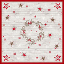 Die Dunicel-Mitteldecke 84x84cm Cozy Winter von Duni GmbH zeigt einen Kranz aus Zweigen und roten Schleifen, mit roten und beigen Sternen und Schneeflocken auf hellem Holzgrund. Ideale Festtagsdekoration, erhältlich in Packungen mit 20 Stück.