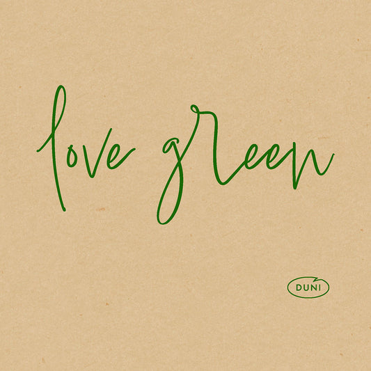 Grüner kursiver Text mit der Aufschrift "love green" erscheint auf einem braunen Papierhintergrund. Rechts unten ist ein kleines grünes ovales Logo mit "DUNI" zu sehen, das den Bio-Dunisoft-Serv hervorhebt. 20x20cm umweltfreundliche Servietten von Duni GmbH.