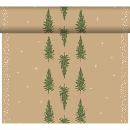 Eine Rolle hellbraunes Geschenkpapier mit grünen Evergreens, weißen Punkten und Sternen - perfekt, um mit dem Bio-Dunicel-Tete a Tete 0,4x24m von Duni GmbH einen umweltfreundlichen Tisch zu decken.