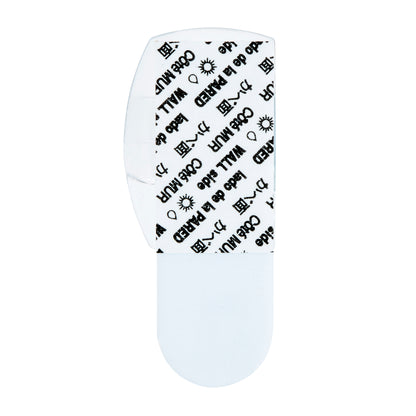 Ein weißer Klebestreifen der Command™ Outdoor Lichter-Clips der 3M Deutschland GmbH, 17017CLR-AWPU (8 Clips + 10 Streifen), mit abgezogener Abdeckung gibt das Pad frei und zeigt schwarzen Text wie Clips zur Außenbeleuchtung Befestigung.