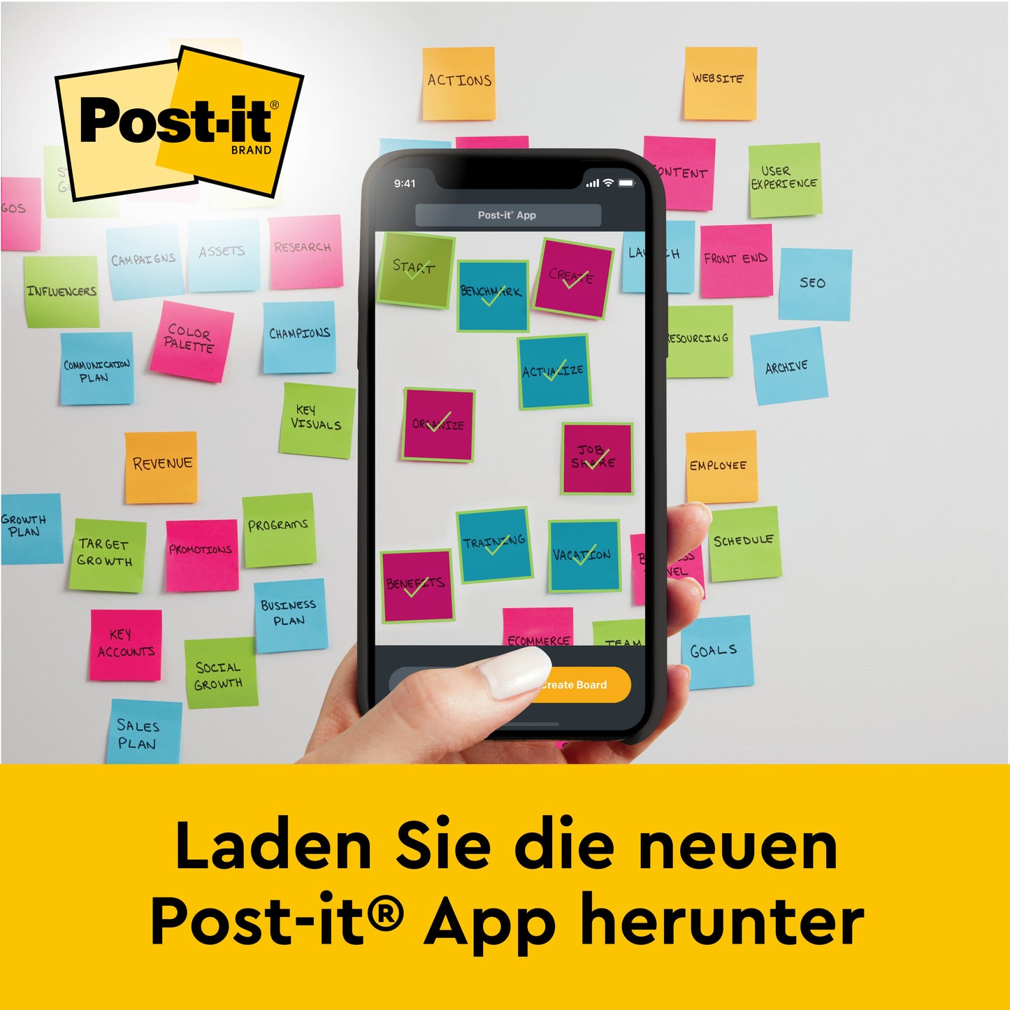 Eine Person hält ein Smartphone mit einer digitalen Tafel mit bunten Notizen, während dahinter eine Wand mit Post-it® Super Sticky selbsthaftendes Mini Meeting Chart/Flipchart Mini 577SS von 3M Deutschland GmbH steht. Der deutsche Text darunter wirbt für die neue Post-it App.