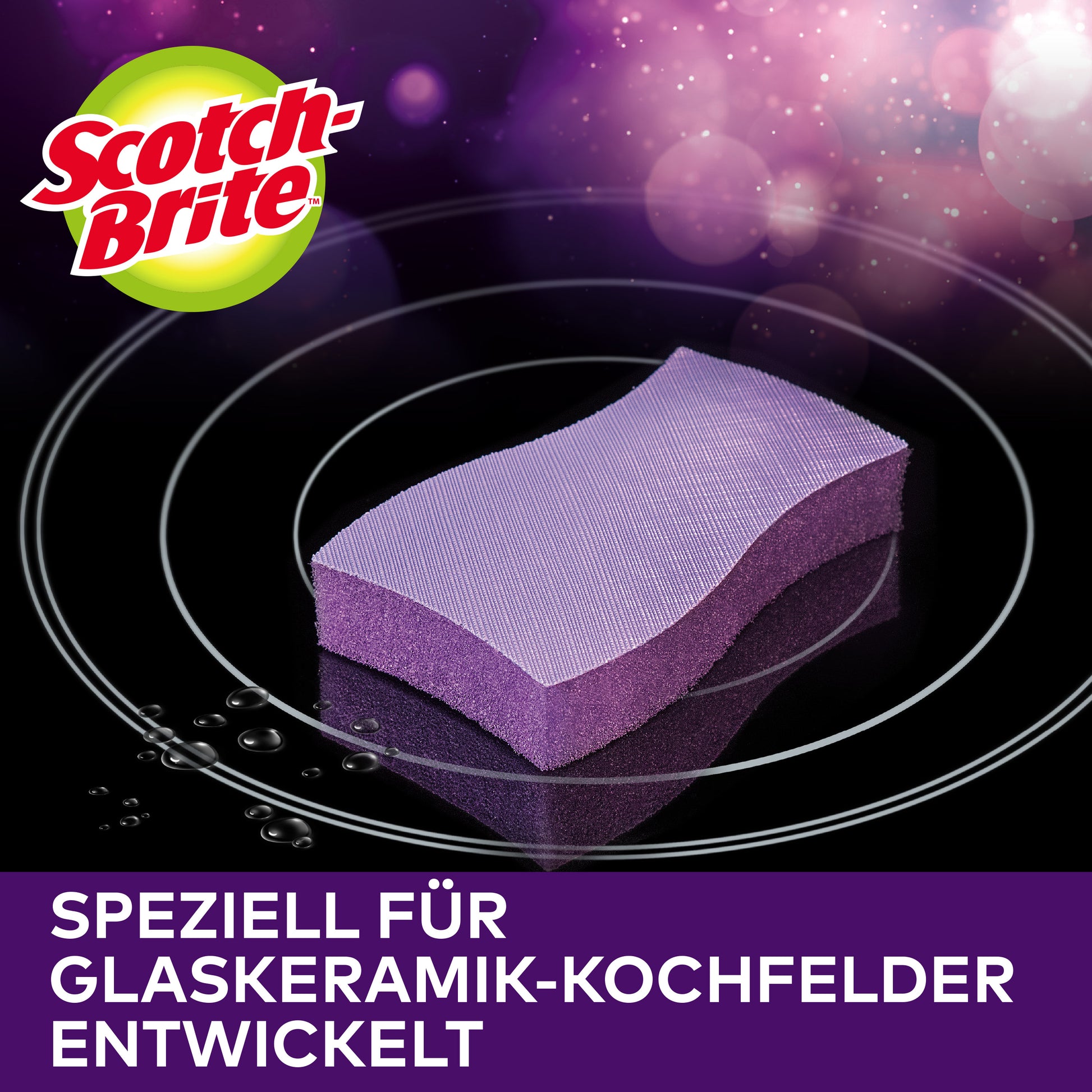 Ein Scotch-Brite™ Glaskeramik-Reinigungsschwamm von 3M Deutschland GmbH liegt auf einem schwarzen Glas-Keramik-Kochfeld mit Wassertropfen. Darunter steht: "Speziell für Glaskeramik-Kochfelder entwickelt." Die Packung enthält 1 Stück.