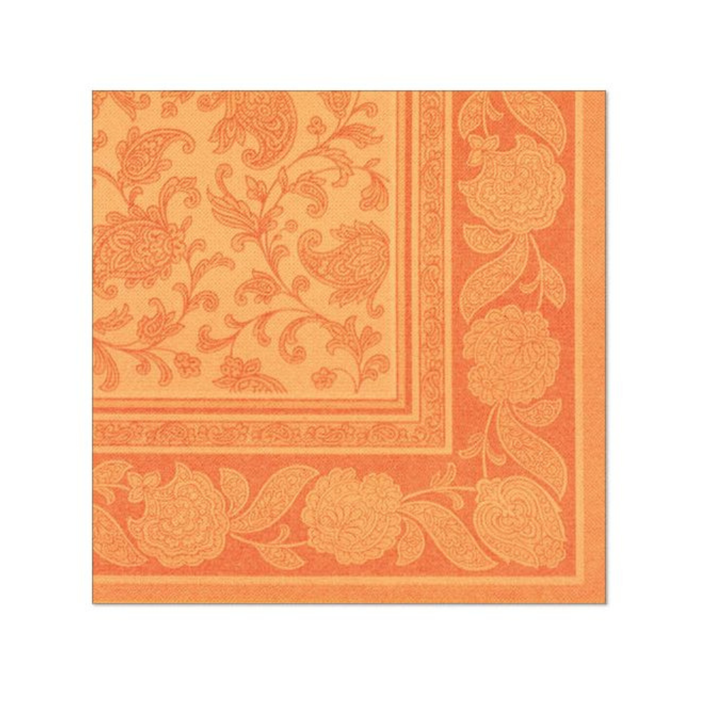 Eine quadratische Serviette aus der PAPSTAR „ROYAL Collection“ zeigt ein aufwendiges Blumen- und Rankendesign in Orange und Beige und fängt an den Rändern und in der Mitte die Eleganz eines rosa Pflanzenranken-Musters ein.