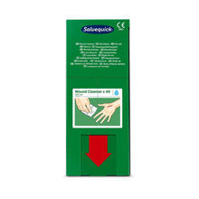 Eine grüne Schachtel mit Salvequick savett wundreiniger (0,9% NaCl, steril) von Orkla Wound Care AB ist mit mehrsprachigem Text, einer Abbildung von Händen, die ein Tuch benutzen, einem großen roten Pfeil, der nach unten zeigt, und "40 Stück" auf dem Etikett versehen.