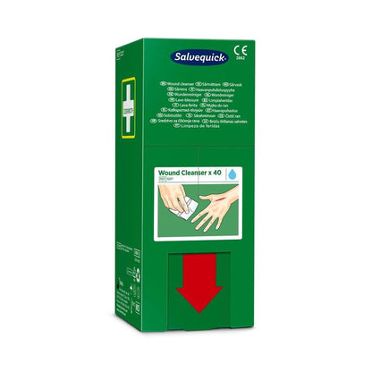 Tá bosca glas (40 píosa) ó Orkla Wound Care AB Salvequick savett wundreiniger (0.9% NaCl, steiriúil) maisithe le cros bán, téacs ilteangach, íomhá de lámha á glanadh, agus saighead mór dearg síos ar an gcuid íochtarach.