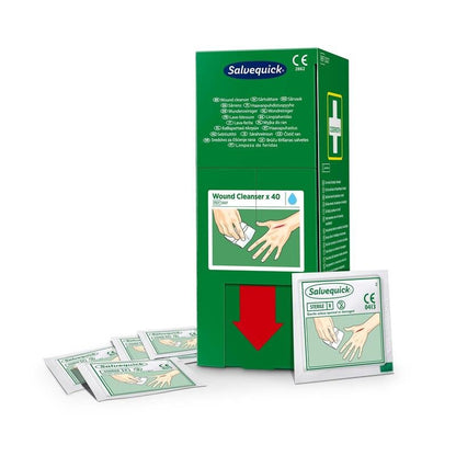 Bosca glas ó Orkla Wound Care AB's Salvequick savett wundreiniger (0.9% naci, steiriúil) 40 píosa seasann go hingearach le pacáistí aonair os a chomhair; léiríonn an dá cheann lámh á glanadh le héadach glantacháin.