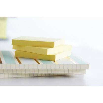 Three stacks of Post-it® Recycling Notes (38 mm x 51 mm, 100 sheets, 100% PEFC) from 3M Deutschland GmbH lie on two closed, striped and lined notebooks in front of a gently blurred background.
