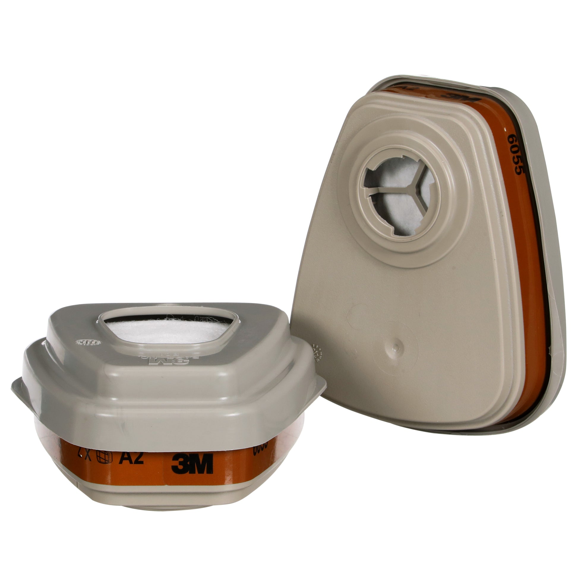 Zwei beigefarbene 3M™ Filtersätze 6003-1 A2P3 von 3M Deutschland GmbH für Atemschutzmasken; einer steht aufrecht, der andere ist flach und zeigt den A2P3-Filter für organische Dämpfe (enthält 2x6055, 2x5935, 2x501).