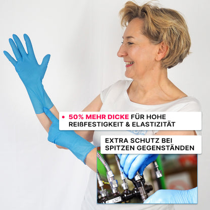 Eine Frau zieht ARNOMED NITRIL BLUE XTRA LONG Einmalhandschuhe (ARNOWA GmbH) an. Deutschsprachiger Text hebt ihre 30 cm Länge, Stärke und Elastizität für extra Schutz hervor. Im Bildausschnitt werden die Handschuhe beim Umgang mit Schläuchen verwendet.