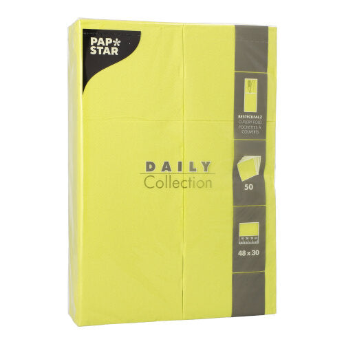 Eine Packung mit 50 PAPSTAR Servietten "DAILY Collection" (48 x 30 cm, Besteckfalz) der PAPSTAR GmbH. Die Verpackung enthält Produktinformationen und eine Serviettenabbildung.