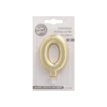 Die PAPSTAR GmbH Zahlenkerze mit Halter 7 cm "gold" kommt in einer Kunststoffverpackung mit weißem Hintergrund, mehrsprachigem Text und einem mitgelieferten Halter - ideal als Kuchendekoration oder Geburtstagskerze.