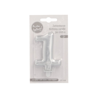 Die PAPSTAR GmbH Zahlenkerze mit Halter 7 cm "silber" wird in einer Kunststoffverpackung mit der Aufschrift "Party Feeling!" und mehrsprachigem Text geliefert und enthält einen kleinen Sockel zum einfachen Aufstellen.