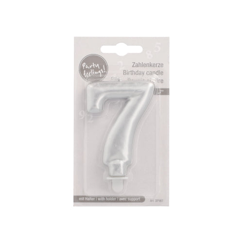 Die PAPSTAR GmbH Zahlenkerze mit Halter 7 cm "silber" ist eine silberne Nummer 7 Kerze, verpackt in klarem Kunststoff und Karton mit mehrsprachigem Text und einem Etikett, das darauf hinweist, dass die silberne Geburtstagskerze einen Halter enthält.