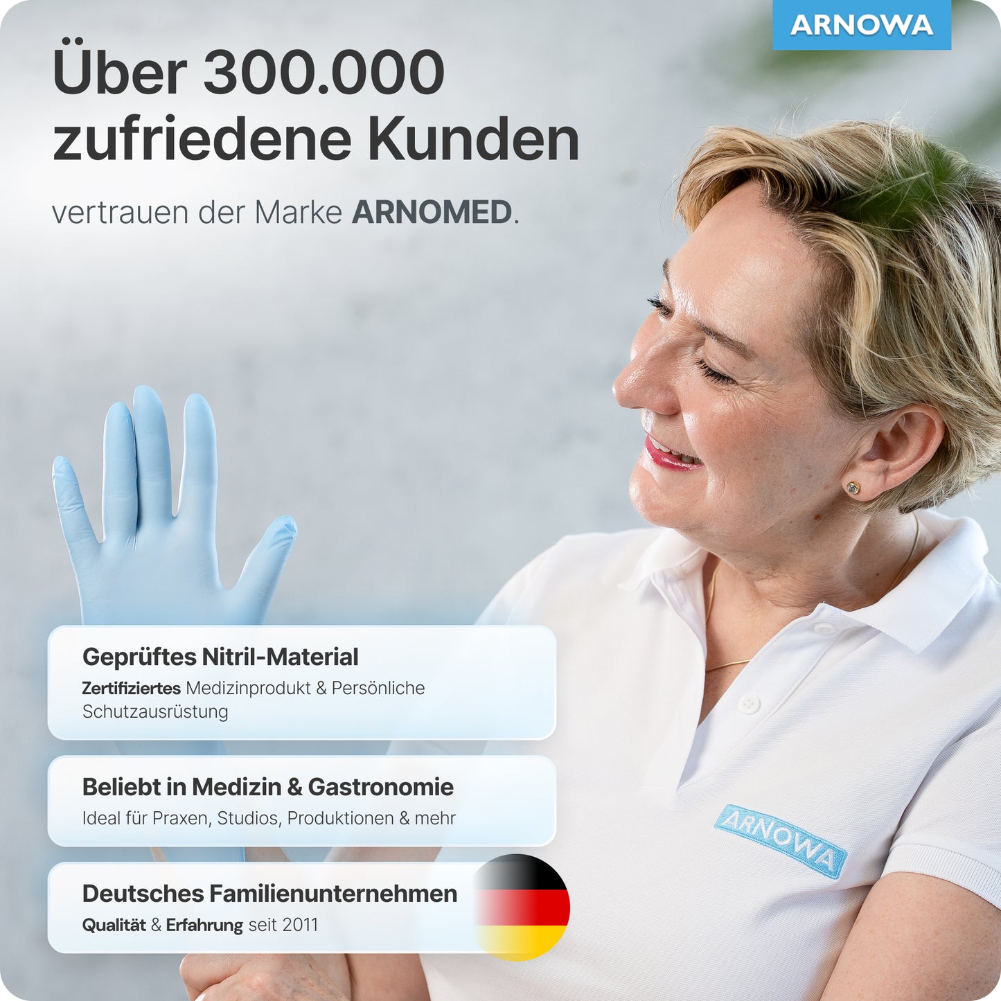 Eine lächelnde Frau in einem weißen ARNOWA-Polo hält einen ARNOMED NITRIL ICE BLUE Einmalhandschuh. Der Text hebt 300.000+ zufriedene Kunden, latexfreies zertifiziertes Material und bewährte deutsche ARNOWA GmbH Qualität hervor.