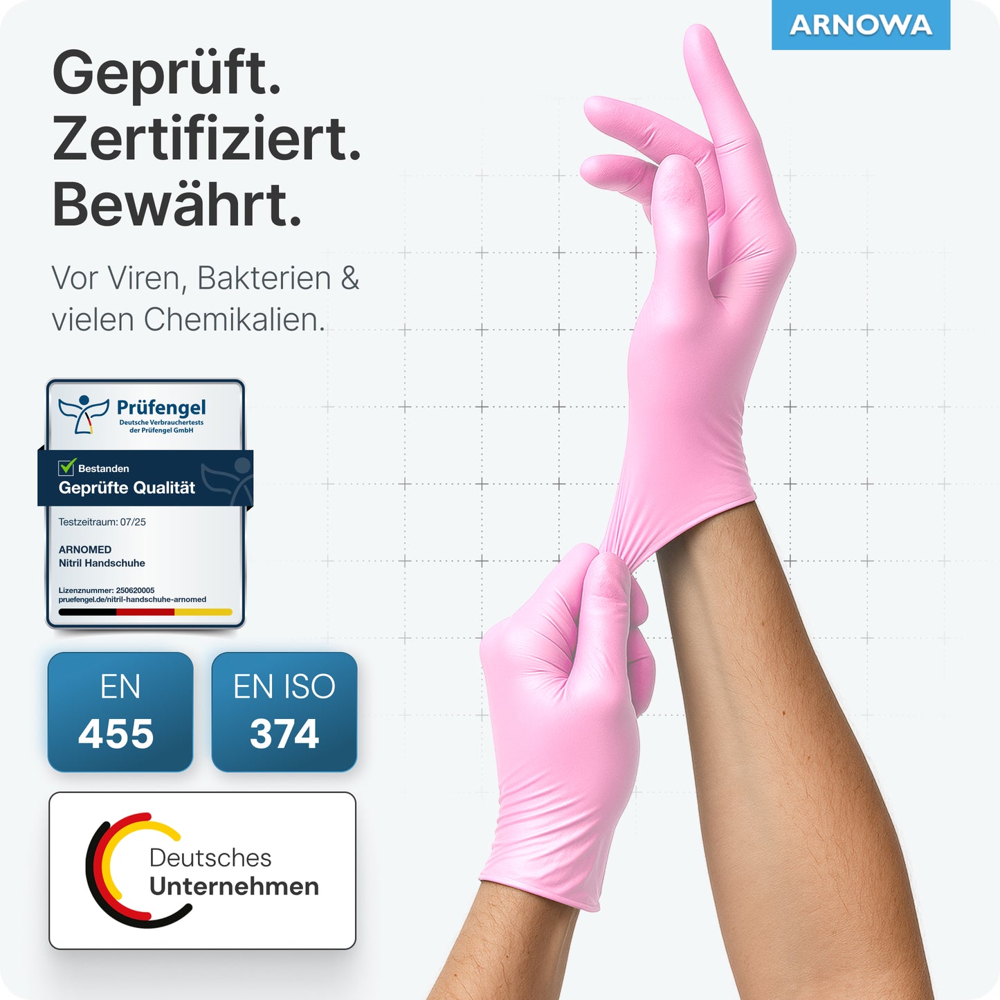 Eine Person trägt ARNOMED NITRIL BLOSSOM ROSE Einmalhandschuhe aus Nitril Rosa von ARNOWA GmbH, zertifiziert als latexfrei und schützend gegen Viren, Bakterien und Chemikalien; es sind die Logos EN 455 und EN ISO 374 sowie ein deutsches Firmenemblem abgebildet.
