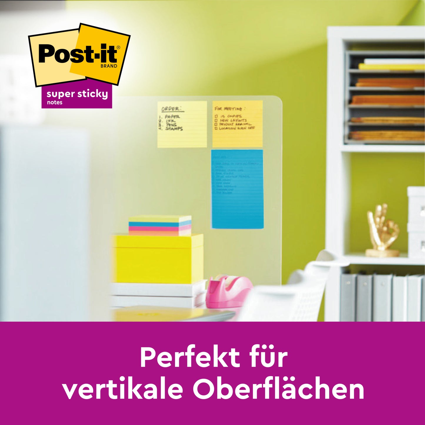 Ein übersichtlicher Raumteiler zeigt den Post-it® Z-Notes Dispenser XL, Schwarz mit großen, linierten, gelben Post-it® Super Sticky Z-Notes (101mm x 101mm) der 3M Deutschland GmbH in einem Büro. Deutscher Text: "Perfekt für vertikale Oberflächen.
