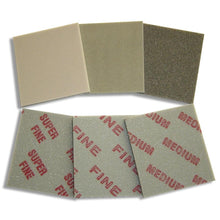 Feisteas Láimhe Spúinse Sanding 3M™, 90 mm x 100 mm x 5 mm, meánach | Pacáiste (50 píosa)