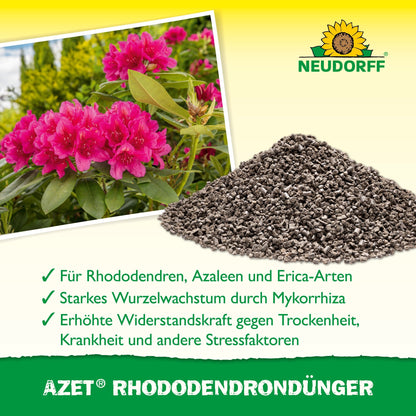 Tá carn de Azet RhododendronDünger de Neudorff Shop in aice le Rhododendron bándearg blátha. Tá an téacs thíos ag cur síos ar bhuntáistí Rhododendron, Azaleen agus Eriken. Tá an lógó Neudorff le feiceáil ar barr.