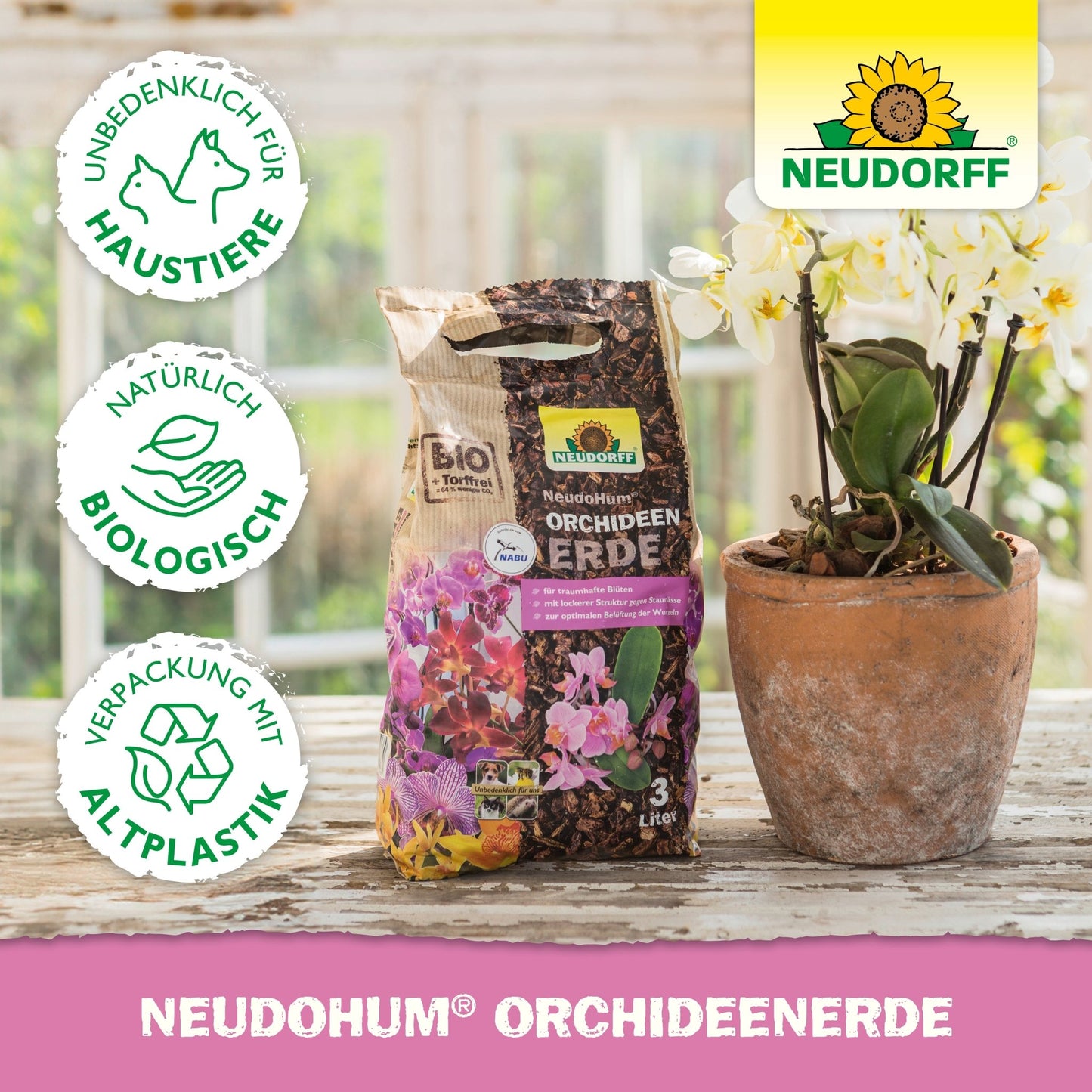 Tá mála le NeudoHum OrchideenErde ón Neudorff Shop ar bhord adhmaid in aice le oráisté báite bán, le sonraí an táirge agus trí shiombail atá cairdiúil don chomhshaol le feiceáil ar an taobh clé.