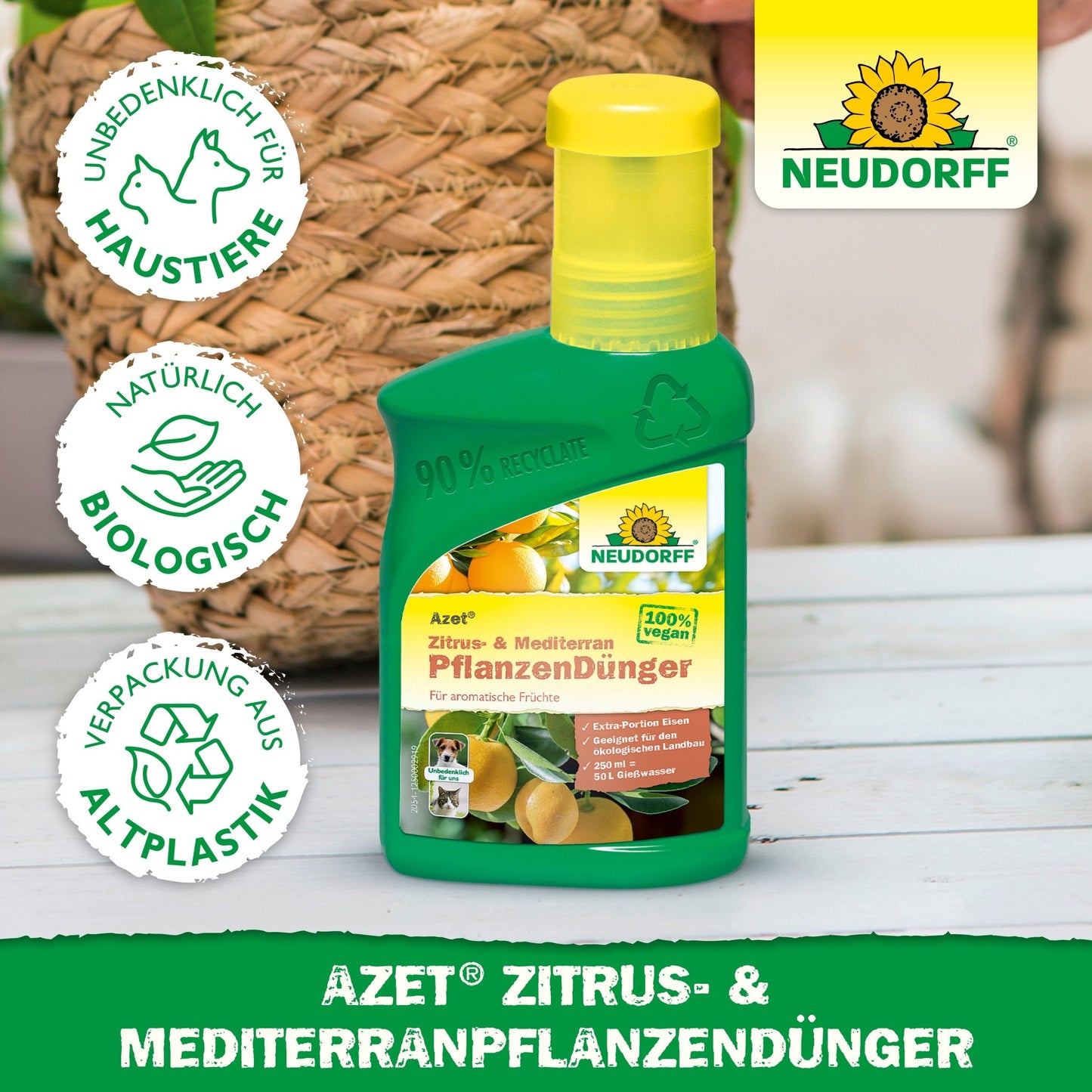 Tá buidéal glas de Neudorff Shop Azet Zitrus- & MediterranpflanzenDünger do phlandaí coimeádáin Meánmhara suite ar bhord, le lipéad infheicthe agus siombailí máguaird a thugann le fios sábháilteacht peataí, comhábhair nádúrtha agus pacáistiú athchúrsáilte.