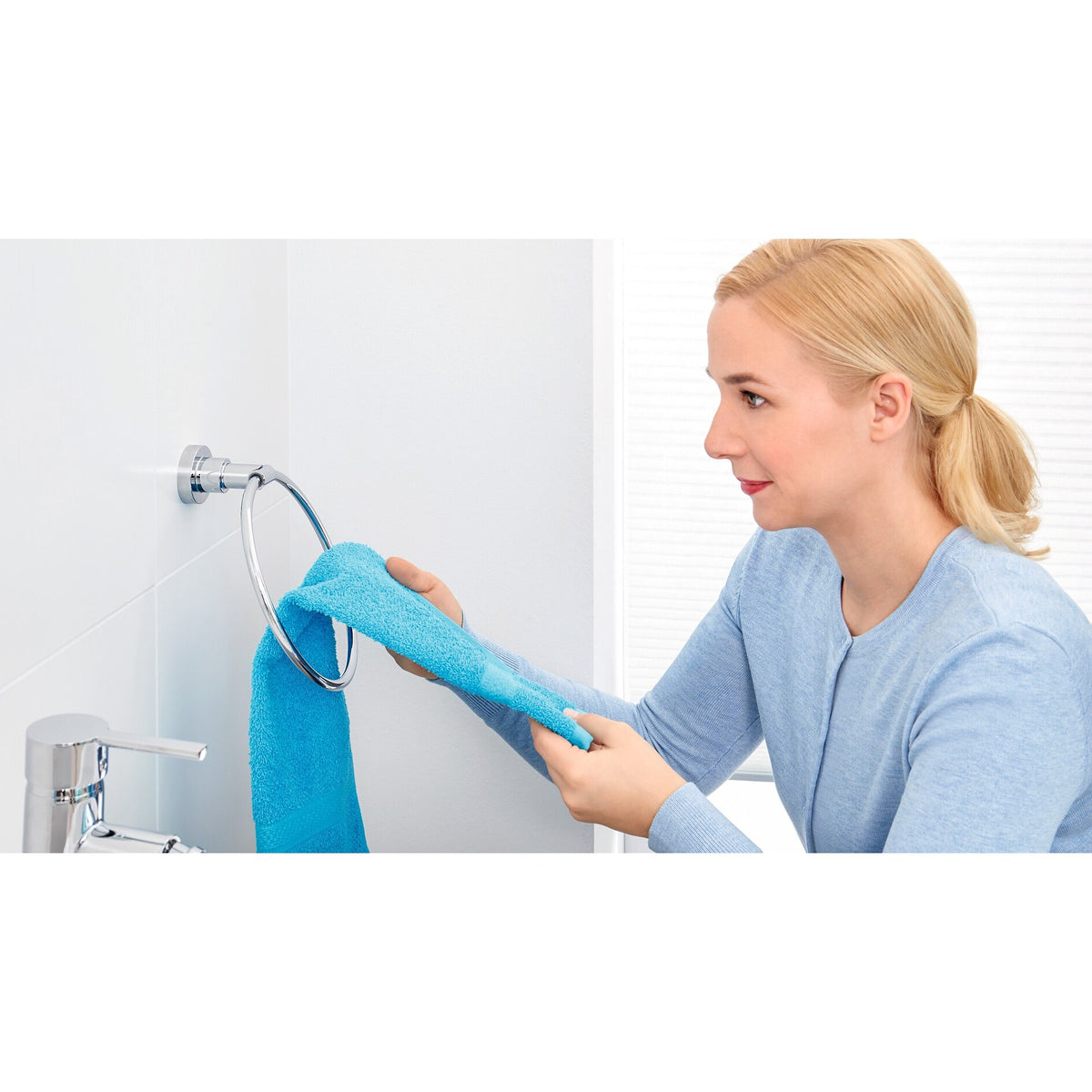 tesa Luup Handtuchring, verchromt, inkl. Klebelösung – Anwendung