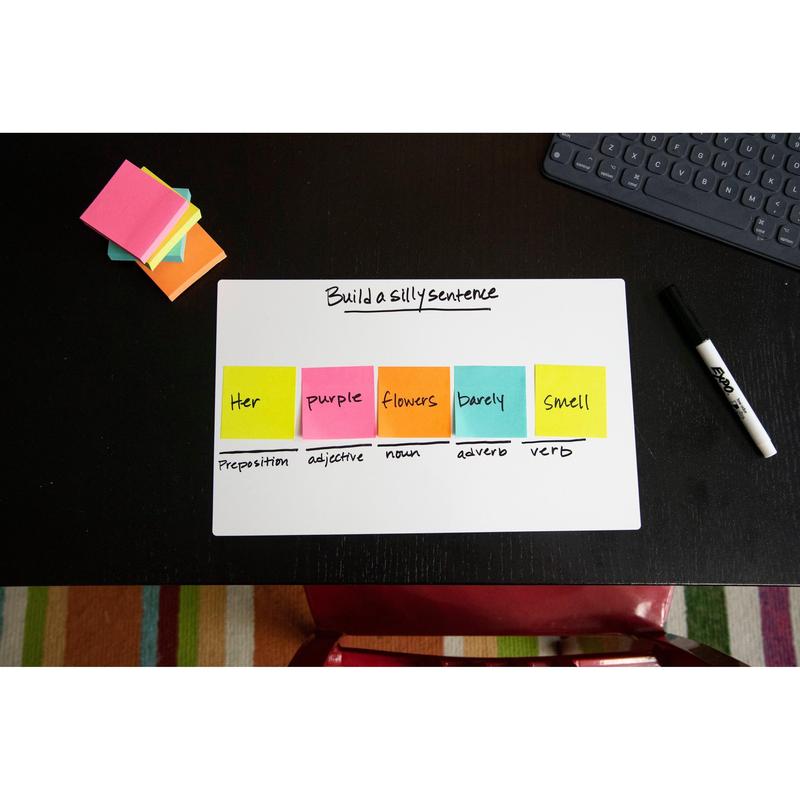 On a dark desk, a sentence is formed with colorful 3M Deutschland GmbH Post-it® Super Sticky Notes (76 mm x 76 mm, 90 sheets/block), each labeled by parts of speech. A marker, sticky note pads, and a keyboard lie beside them.