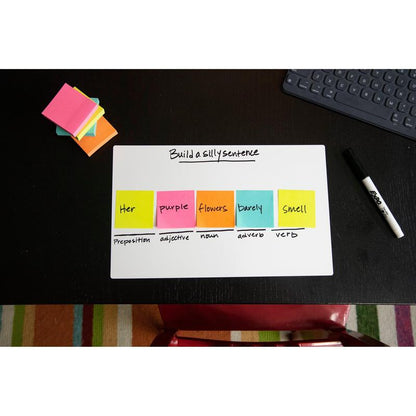 On a dark desk, a sentence is formed with colorful 3M Deutschland GmbH Post-it® Super Sticky Notes (76 mm x 76 mm, 90 sheets/block), each labeled by parts of speech. A marker, sticky note pads, and a keyboard lie beside them.