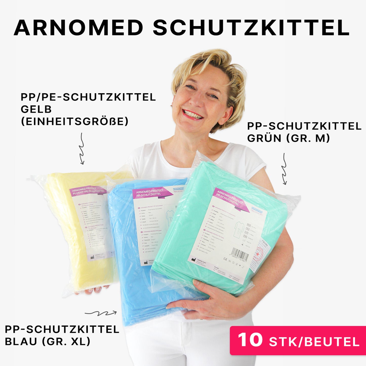 Eine lächelnde Person hält drei verpackte ARNOMED PROTECT PP-SCHUTZKITTEL Einweg Schutzkittel aus PP-Vlies der ARNOWA GmbH - gelb (Einheitsgröße), blau (XL) und grün (M); jede Packung enthält 10 Stück.