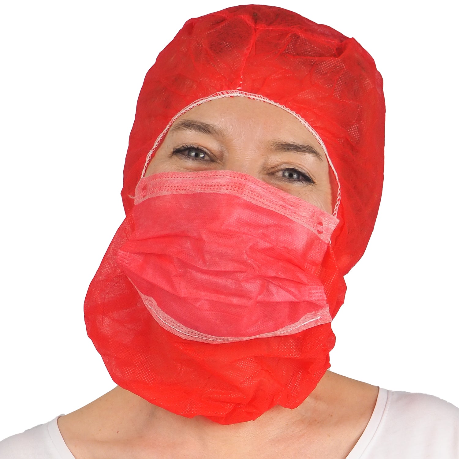 Eine Person trägt den ARNOMED COVER PP-ASTROHAUBE MIT 2-LAGIGEM MUNDSCHUTZ der ARNOWA GmbH - beides, roter Vlieskopfschutz und Gesichtsmaske - über einem weißen Hemd vor weißem Hintergrund.