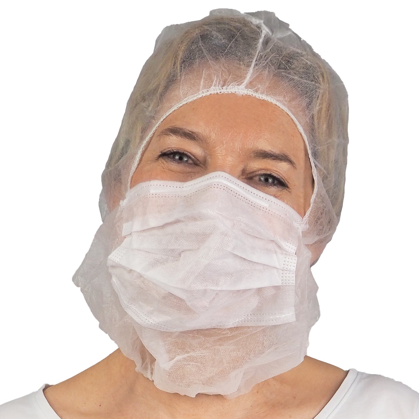 Ein Erwachsener, der den ARNOMED COVER PP-ASTROHAUBE MIT 2-LAGIGEM MUNDSCHUTZ der ARNOWA GmbH trägt und eine weiße chirurgische Maske über Mund und Nase trägt, steht vor einem schlichten weißen Hintergrund.