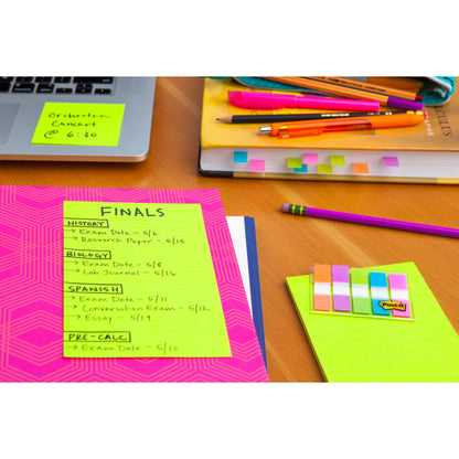 Auf dem Schreibtisch liegen bunte Schulsachen, Bücher, Stifte und eine Mappe mit einem 3M Post-it® Super Sticky Note (liniertes Großformat, 101x152mm), auf dem der Stundenplan für die Abschlussprüfungen in Geschichte, Biologie, Spanisch und Vorkalkulation steht.