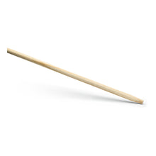 Ein einzelner Nölle Profi Brush Hartholz-Gerätestiel (140 cm, Ø 28 mm, Besenkonus) von Nölle Profi Brush Bürsten- & Pinseltechnik e.K. liegt schräg auf weißem Grund und ist an einem Ende leicht spitz.