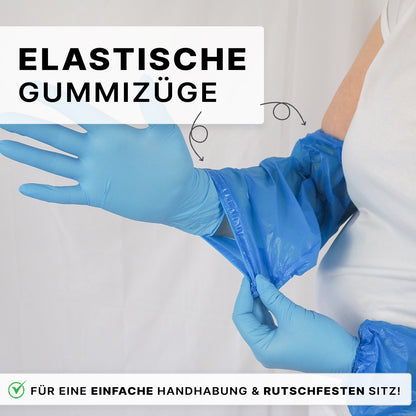Eine Person mit blauen Handschuhen dehnt die elastische Manschette eines ARNOMED Xtra Strong PE-Ärmelschoners (ARNOWA GmbH, flüssigkeitsabweisend, Einweg, 100 Stück). Der deutsche Text hebt die elastischen Bänder und den sicheren Sitz für eine einfache Handhabung hervor.