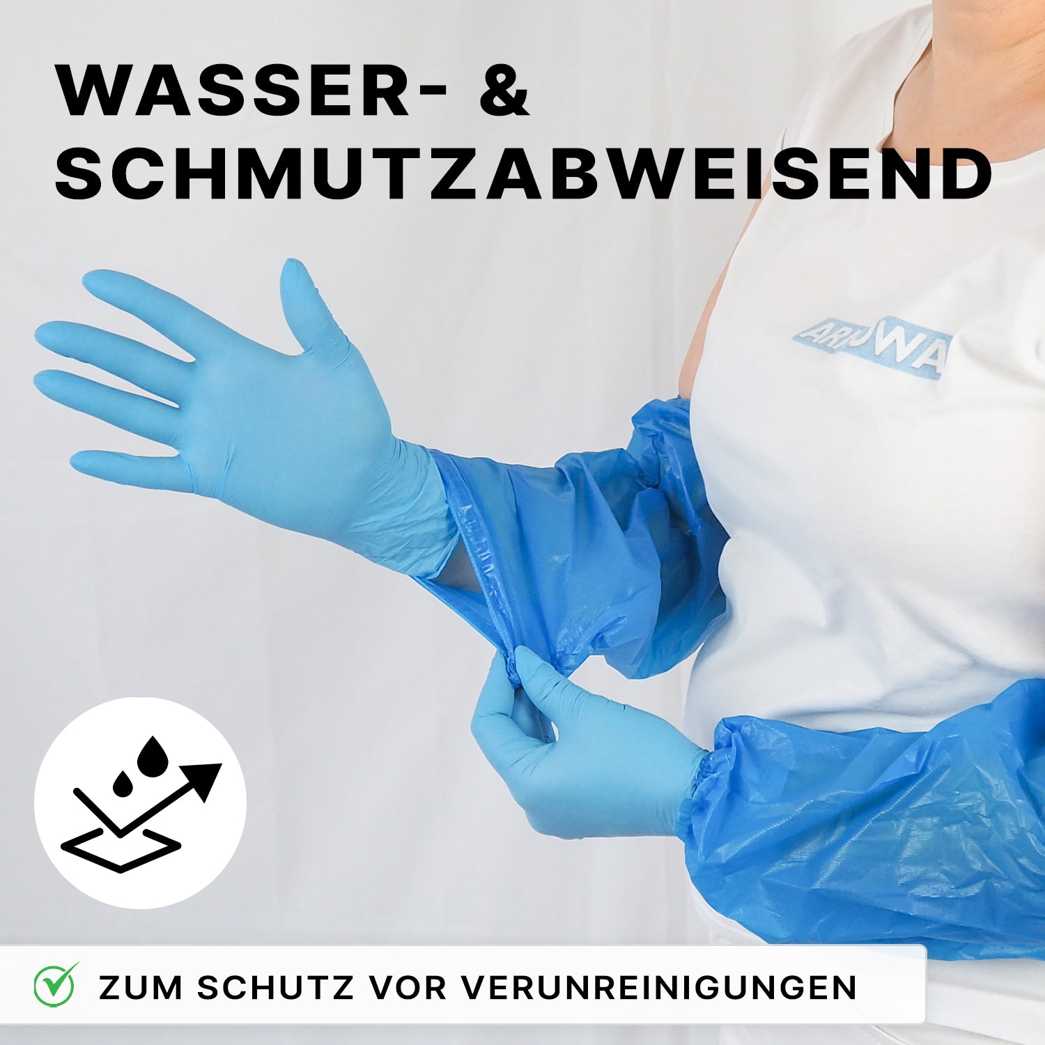 Eine Person trägt ein weißes Shirt und blaue ARNOMED Xtra Strong PE-Ärmelschoner von ARNOWA GmbH sowie passende Handschuhe. Der Text betont deren flüssigkeits- und schmutzabweisenden Schutz vor Kontamination.