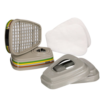 Ein Satz 3M™ Filtersatz 6004-1SP ABEK1P3 Kombinationsfilter (2x6059, 2x5935, 2x501) von 3M Deutschland GmbH, bestehend aus grauen Patronen mit farbigen Streifen, Abdeckungen und weißen Filtermatten auf weißem Grund.