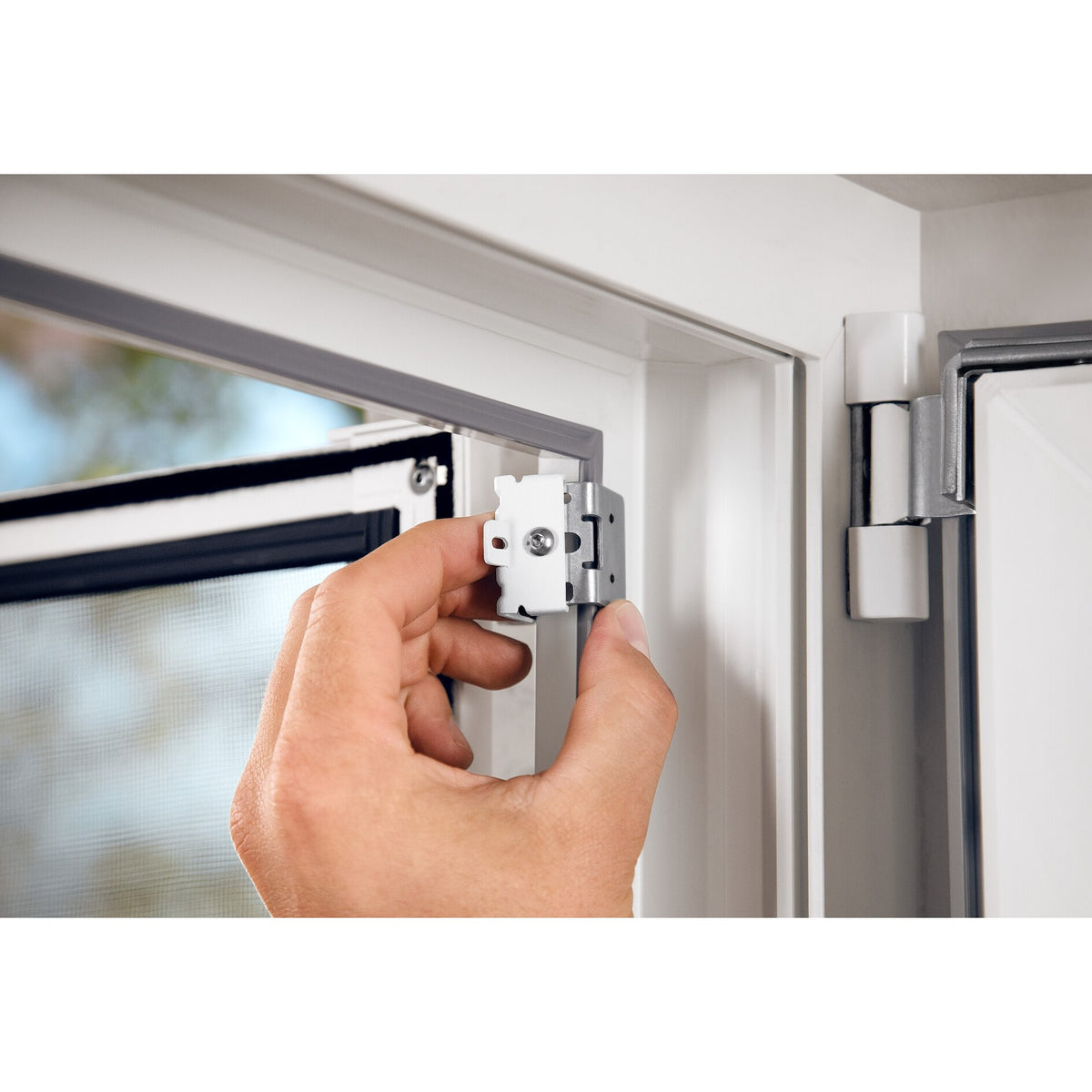 tesa Adapter for FALT Aluminum Clip-On Frames, Telescopic, Anthracite – Application
