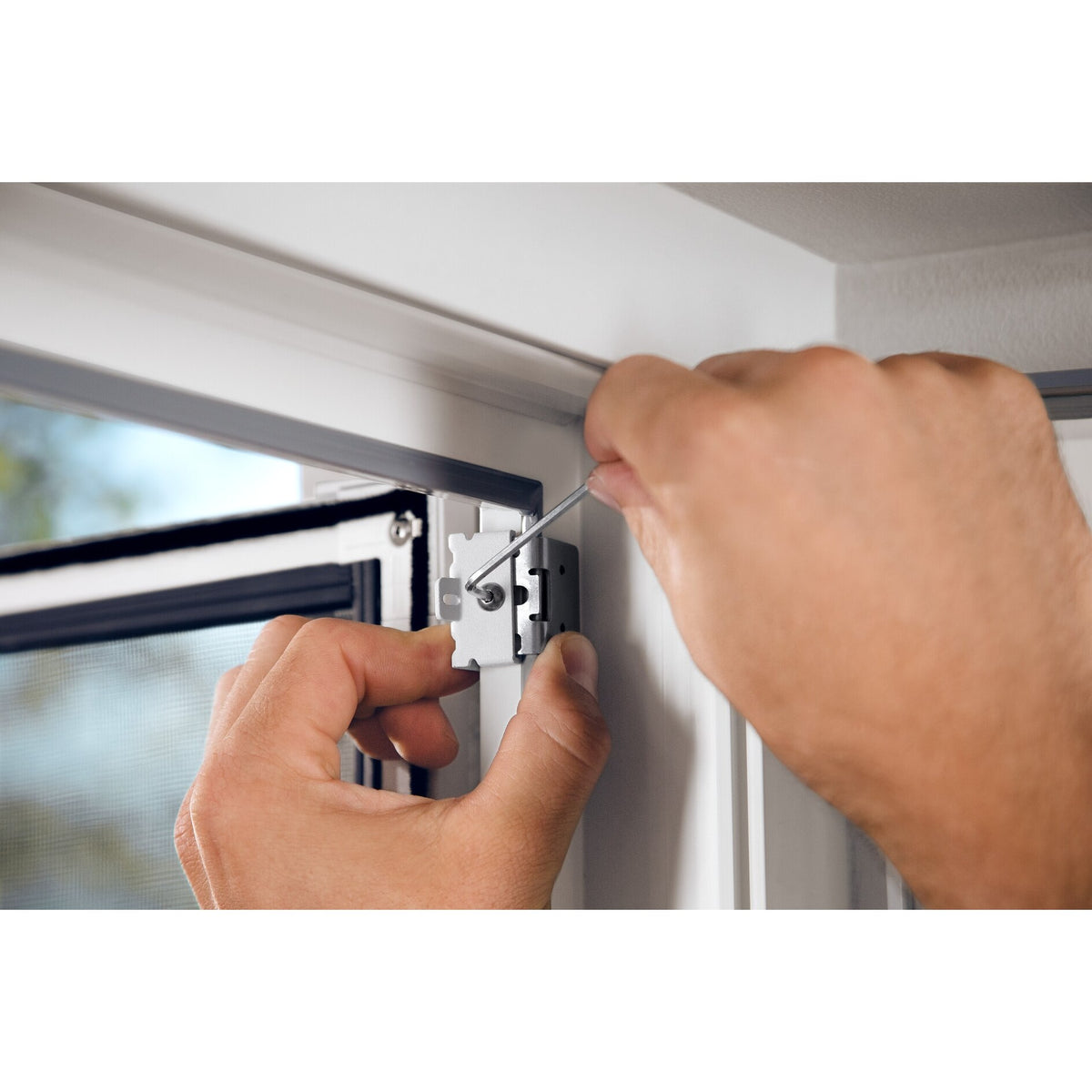 tesa Adapter for FALT Aluminum Clip-On Frames, Telescopic, Anthracite – Application