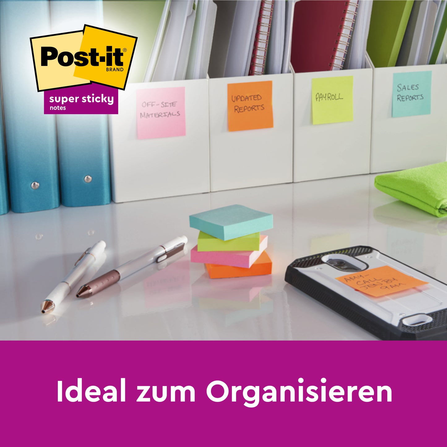 Ein Schreibtisch mit Ordnern, beschriftet mit bunten Post-it® Super Sticky Notes Würfeln in Gelb (76 x 76 mm) von 3M Deutschland GmbH, Stifte, Textmarker und Smartphone auf einem Notizblock. Text: "Ideal zum Organisieren.